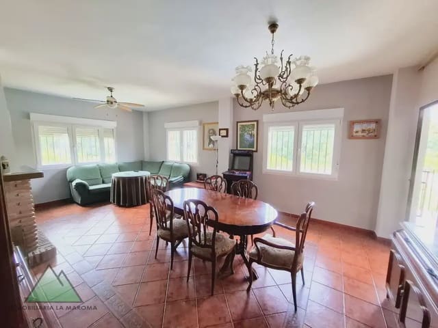 Chalet de 4 habitaciones en Loja en venta con garaje - 329.280 € (Ref: 10078852)