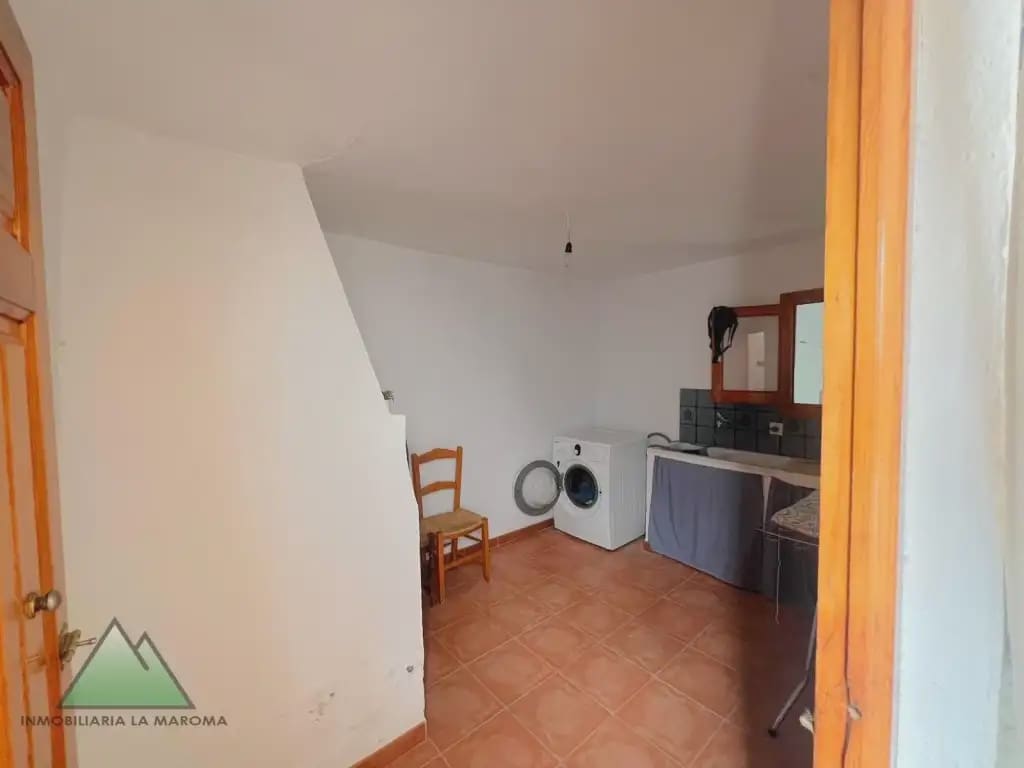 6 bedroom Townhouse for sale in Villanueva de Tapia with garage - € 115,000 (Ref: 10078880)