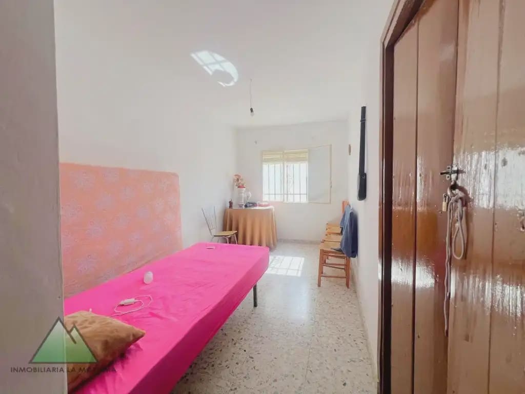 6 bedroom Townhouse for sale in Villanueva de Tapia with garage - € 115,000 (Ref: 10078880)