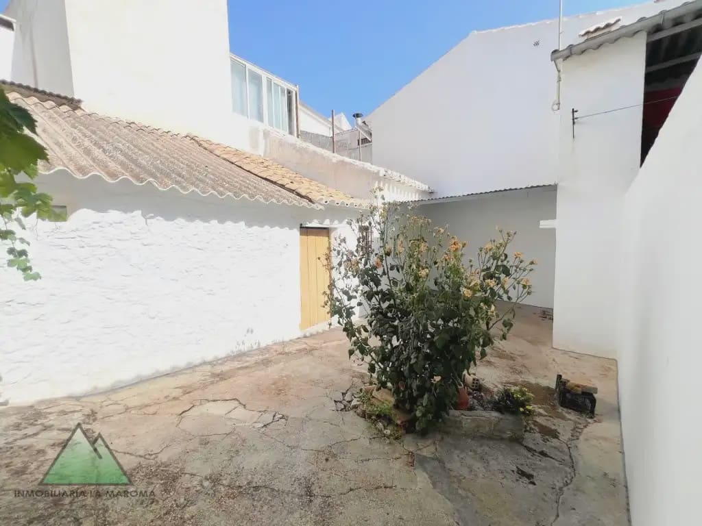 6 bedroom Townhouse for sale in Villanueva de Tapia with garage - € 115,000 (Ref: 10078880)