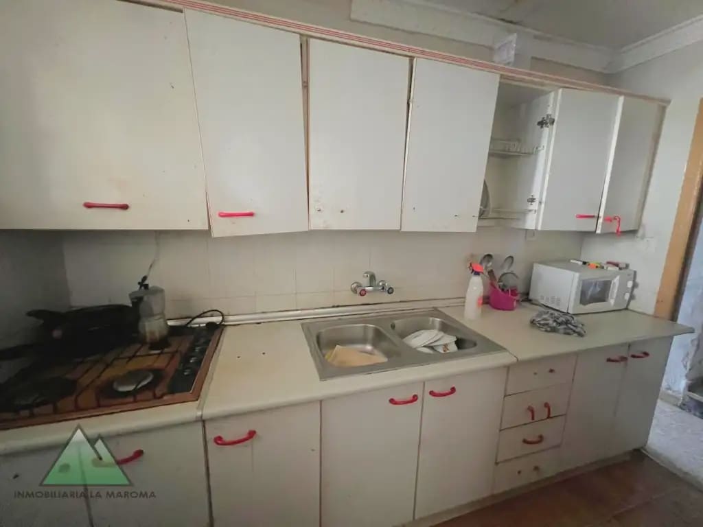4 slaapkamer Huis te koop in Loja met garage - € 110.000 (Ref: 10078892)
