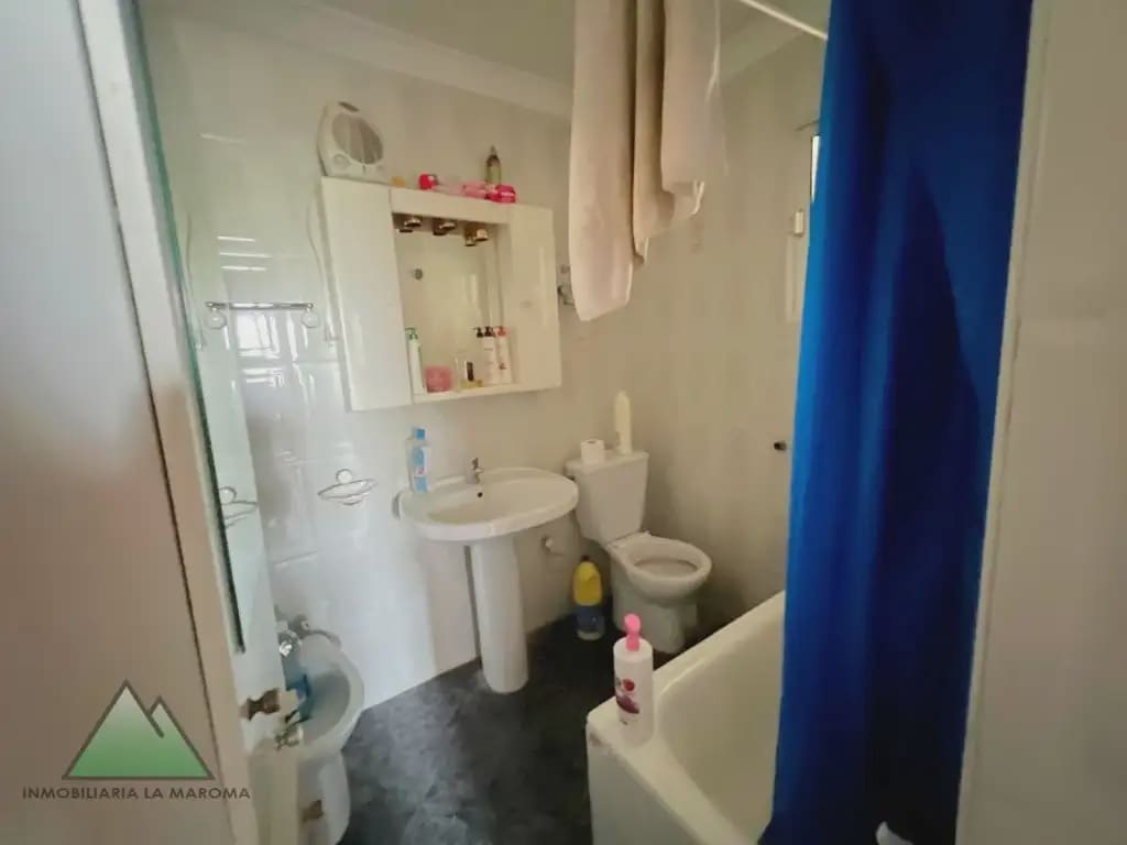 4 slaapkamer Huis te koop in Loja met garage - € 110.000 (Ref: 10078892)