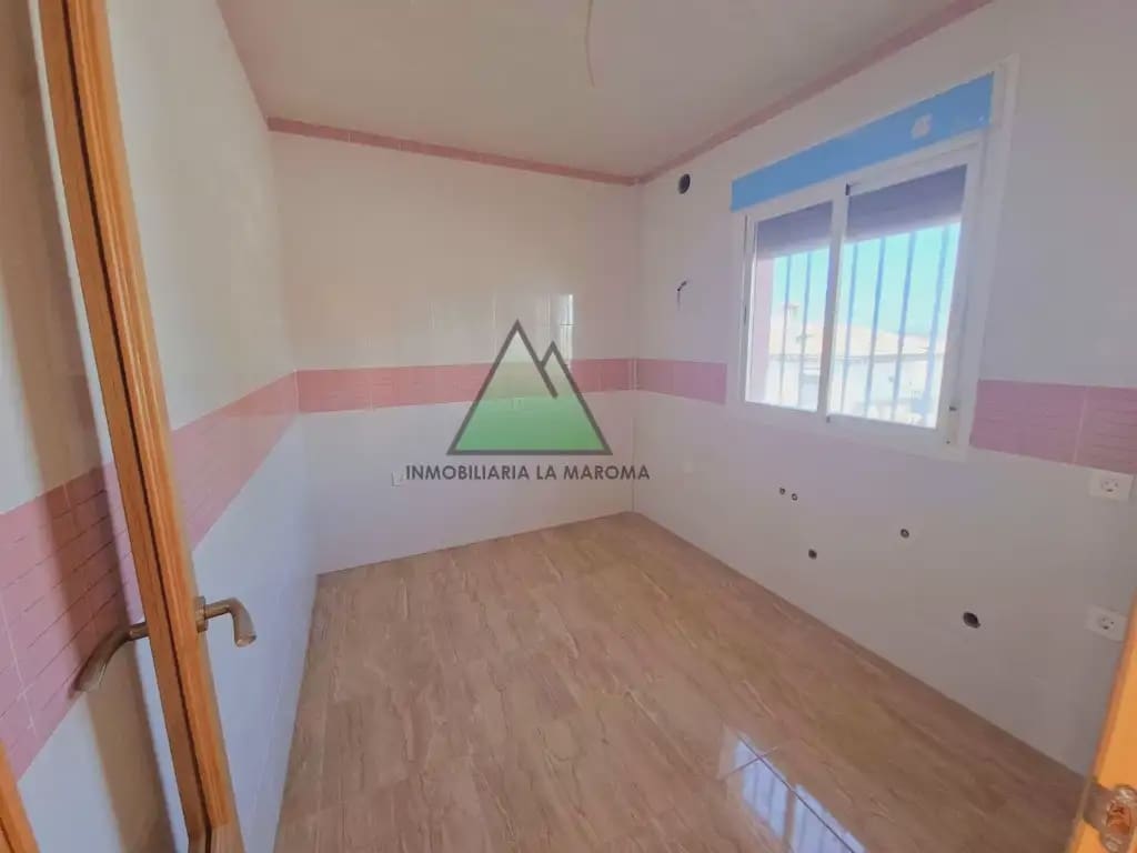 3 quarto Moradia em Banda para venda em Loja com piscina garagem - 175 000 € (Ref: 10078897)
