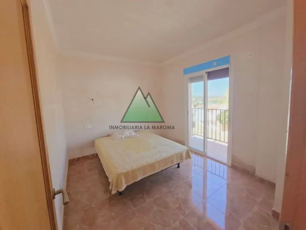 4 quarto Moradia em Banda para venda em Loja com garagem - 185 000 € (Ref: 10078900)