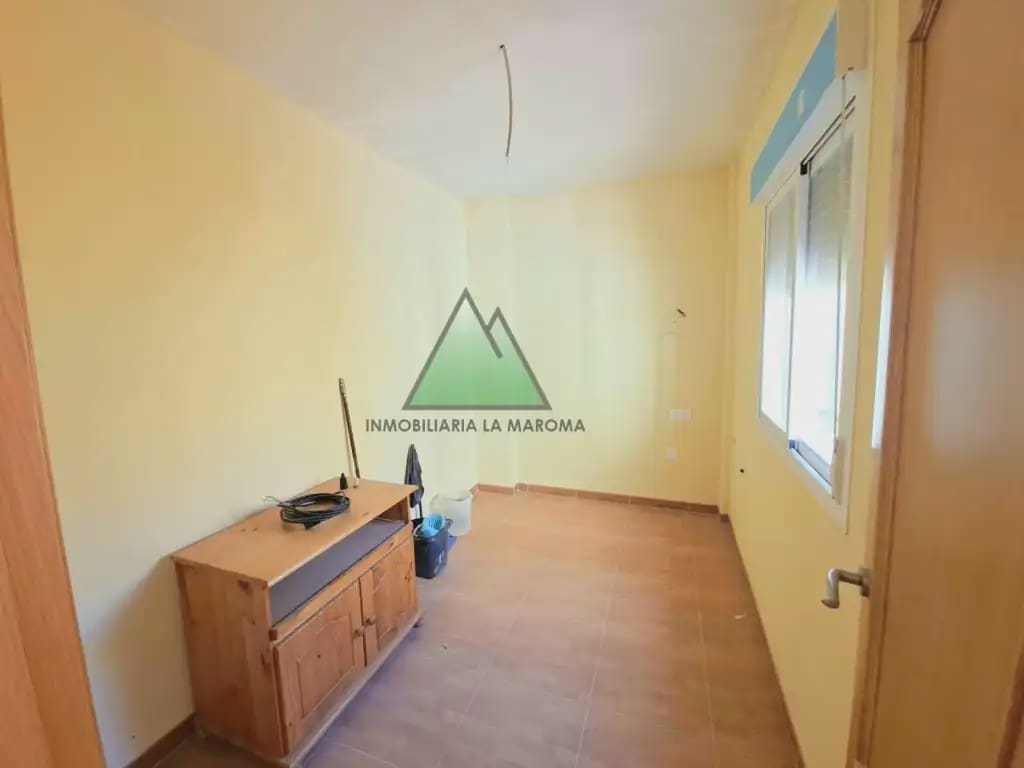 4 quarto Moradia em Banda para venda em Loja com garagem - 185 000 € (Ref: 10078900)