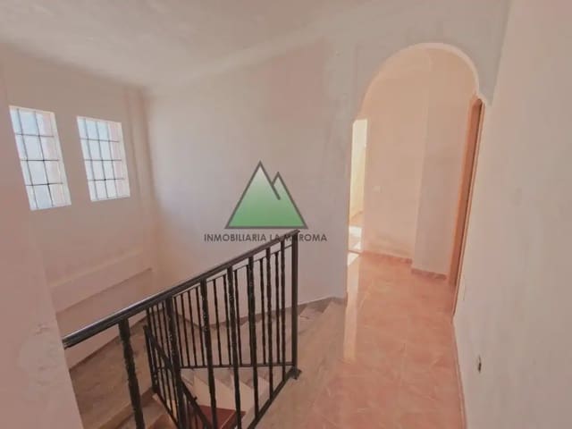 4 quarto Moradia em Banda para venda em Loja com garagem - 185 000 € (Ref: 10078900)