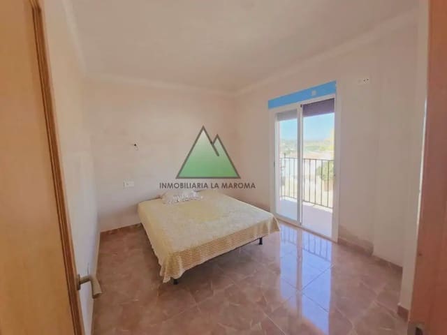 4 quarto Moradia em Banda para venda em Loja com garagem - 185 000 € (Ref: 10078900)