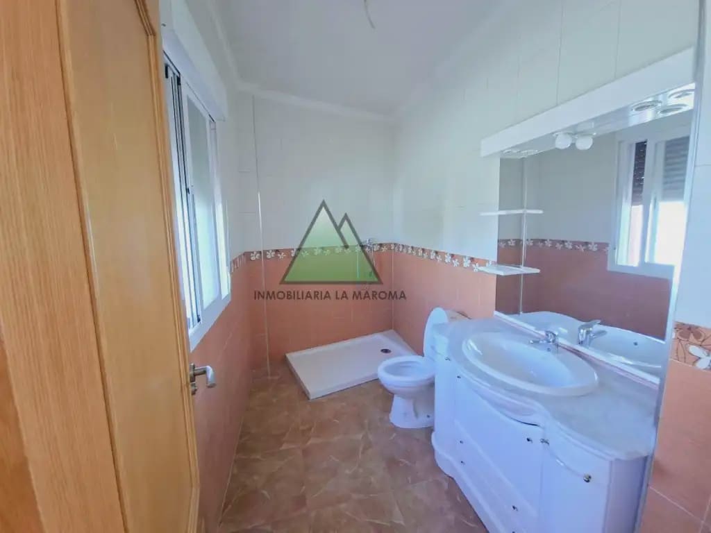4 quarto Moradia em Banda para venda em Loja com garagem - 185 000 € (Ref: 10078900)