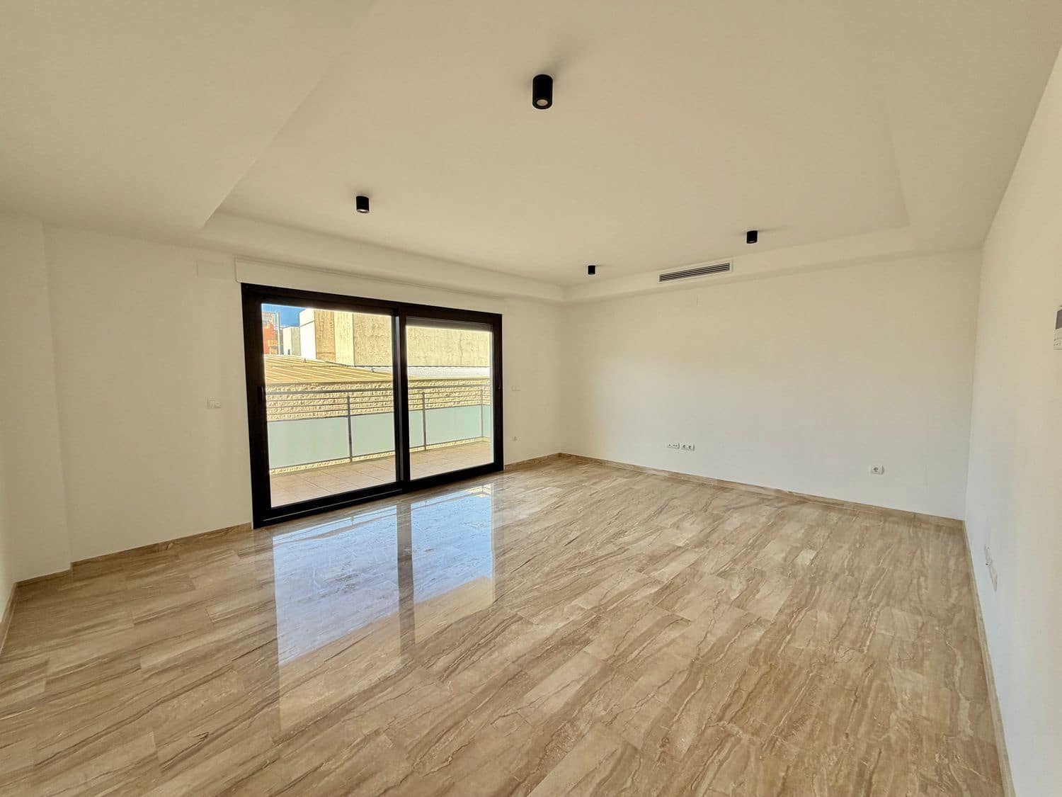 2 slaapkamer Flat te koop in La Font d'En Carros met garage - € 179.000 (Ref: 10100505)
