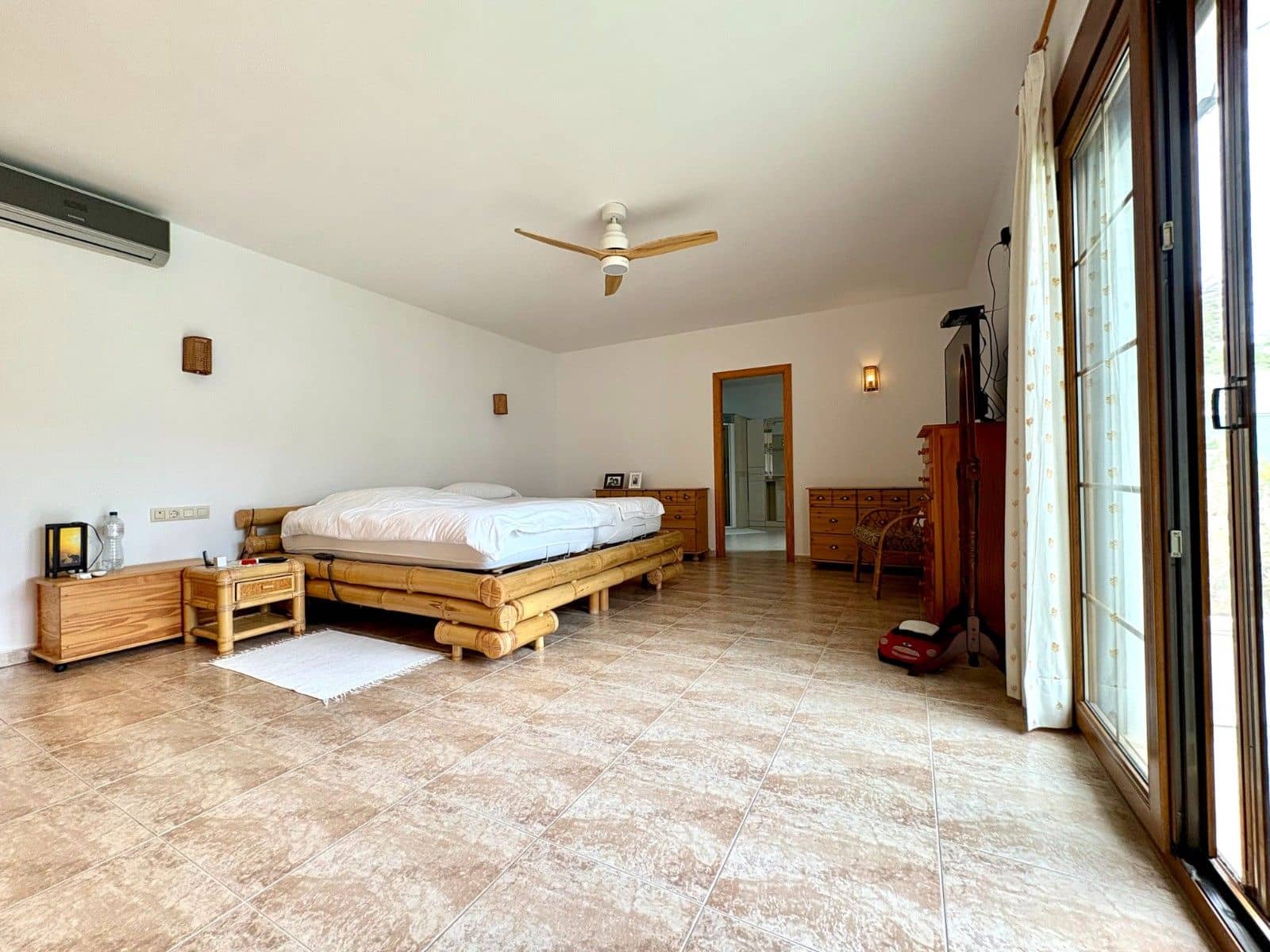 5 bedroom Villa for sale in Pedreguer with pool garage - € 1,150,000 (Ref: 10132813)
