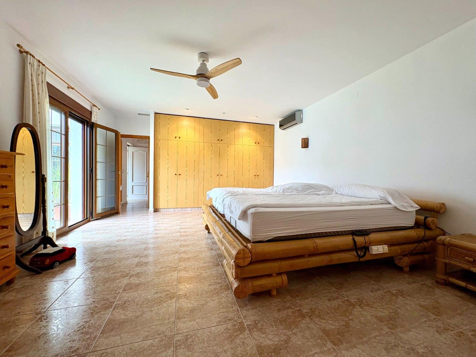 5 bedroom Villa for sale in Pedreguer with pool garage - € 1,150,000 (Ref: 10132813)