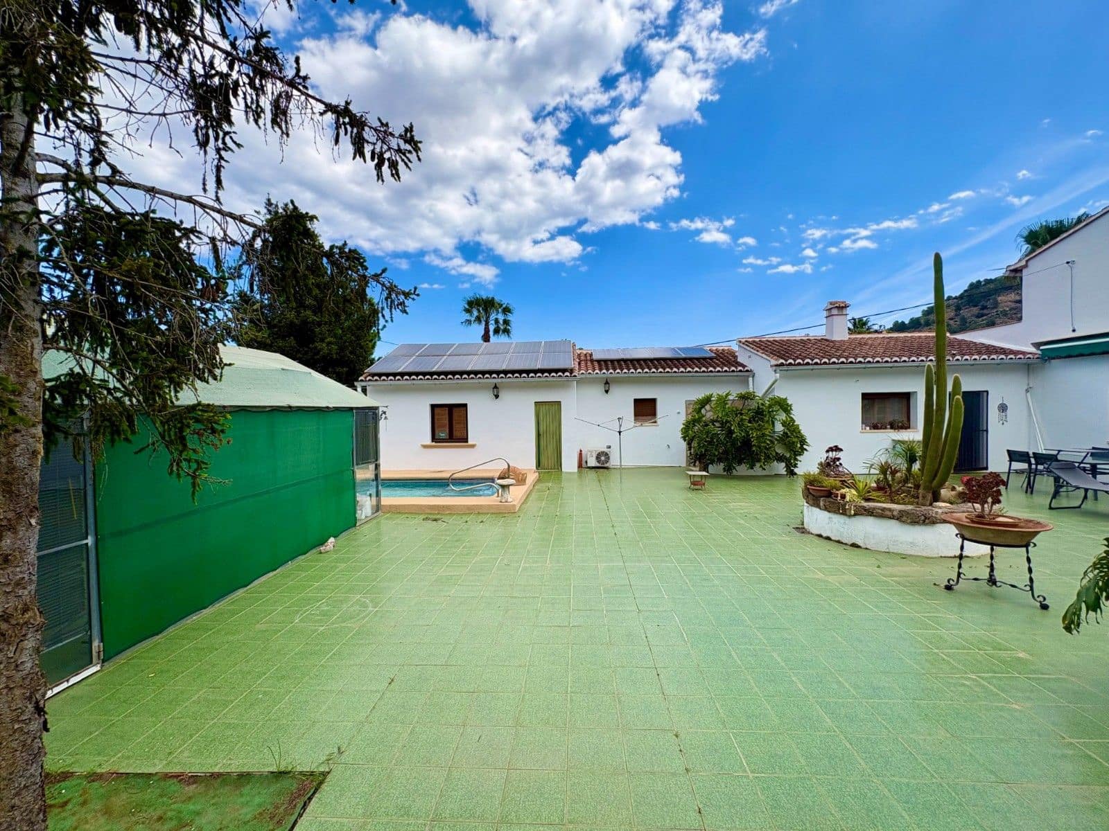5 bedroom Villa for sale in Pedreguer with pool garage - € 1,150,000 (Ref: 10132813)