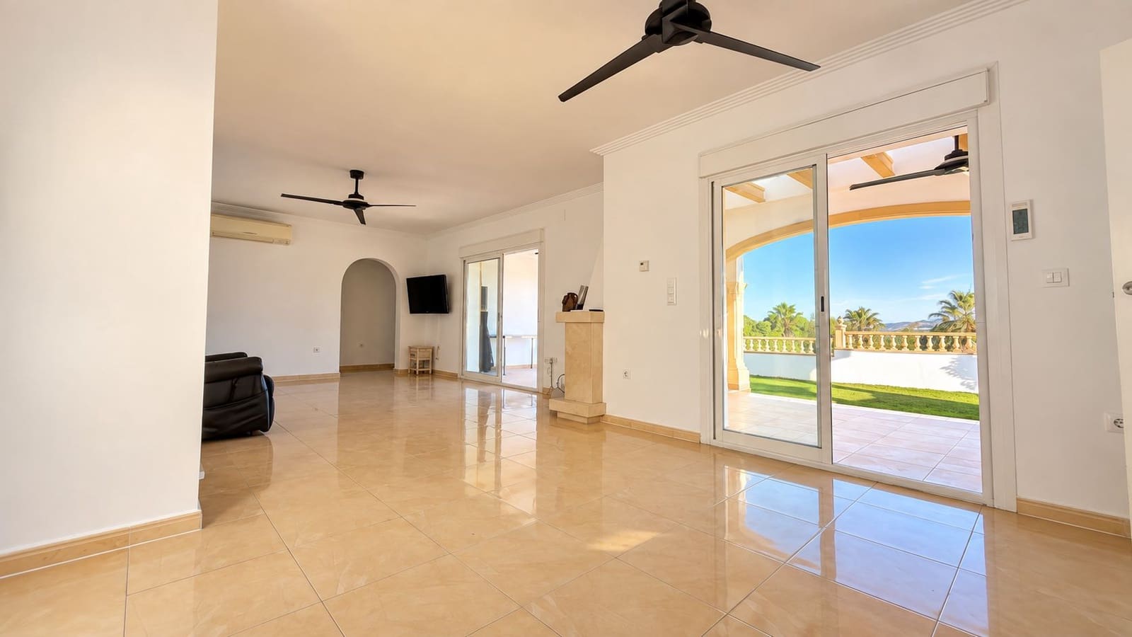 4 bedroom Villa for sale in Beniarbeig with pool garage - € 799,000 (Ref: 10163160)