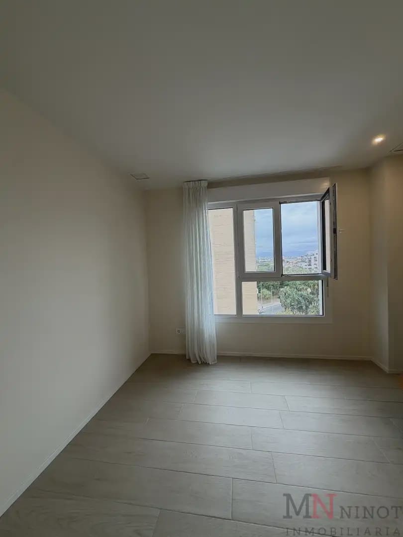 3 soveværelse Lejlighed til leje i Castello de la Plana med swimmingpool garage - € 1.000 (Ref: 10102809)