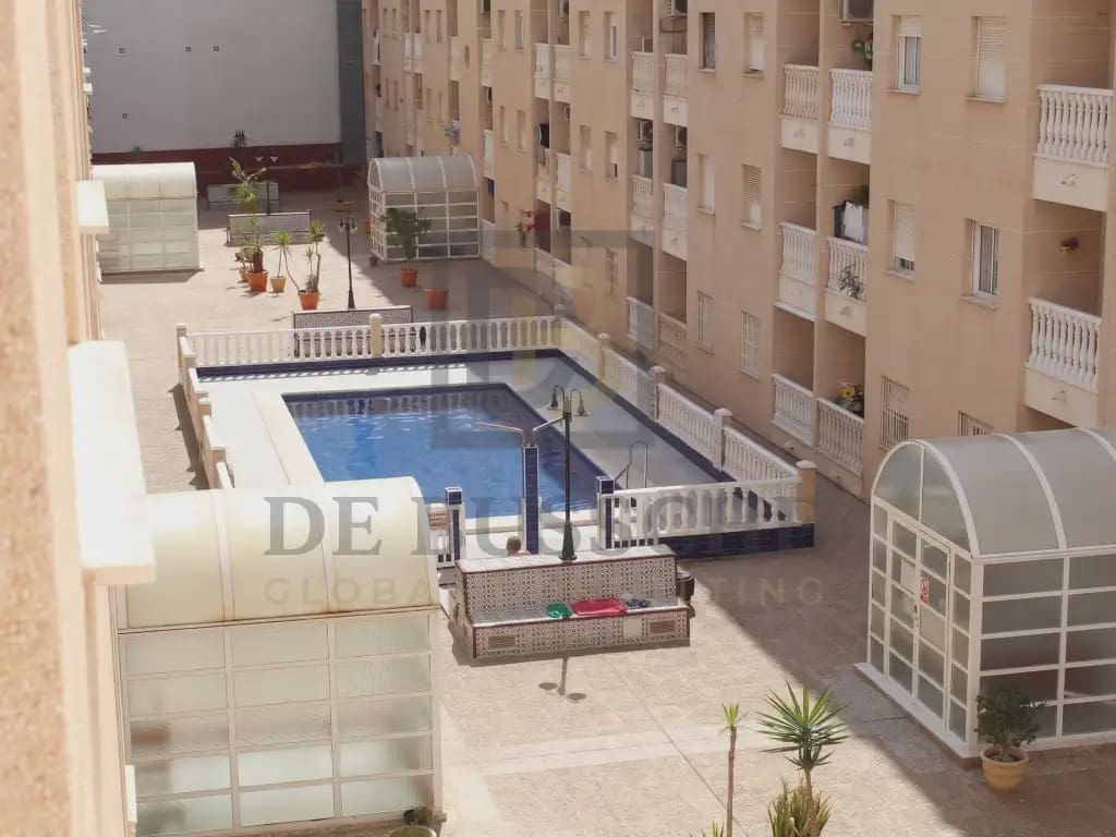 3 sypialnia Mieszkanie do wynajęcia w Torrevieja z basenem - 950 € (Ref: 10081696)
