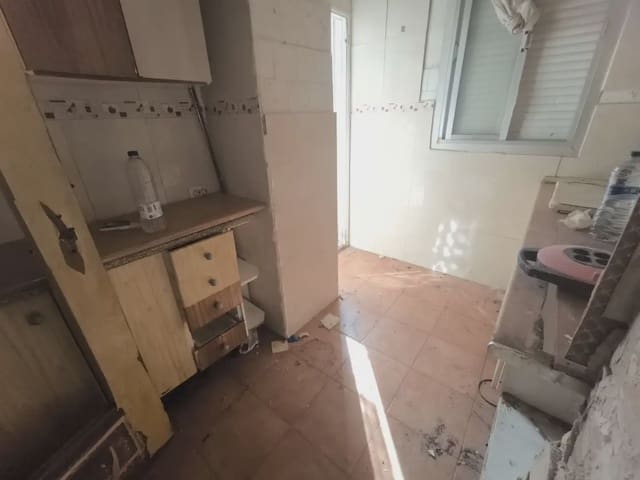 4 bedroom Flat for sale in Alcoy / Alcoi - € 76,000 (Ref: 10101430)