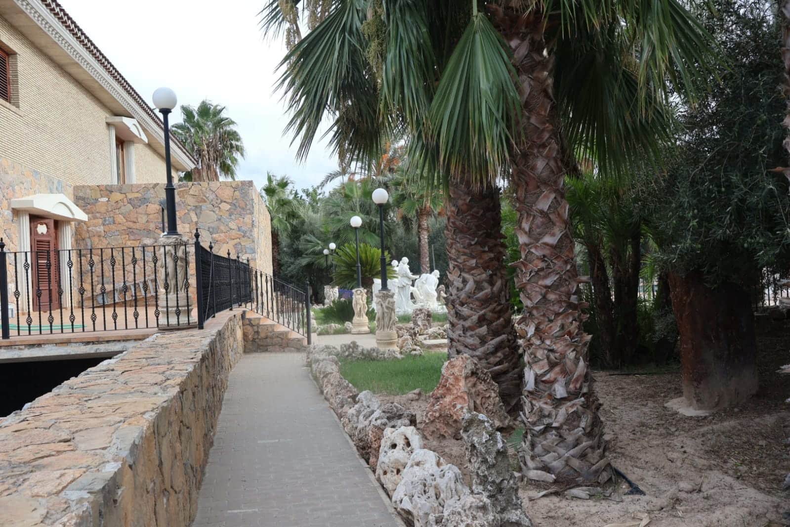 5 bedroom Villa for sale in Murcia city with garage - € 3,400,000 (Ref: 10085332)