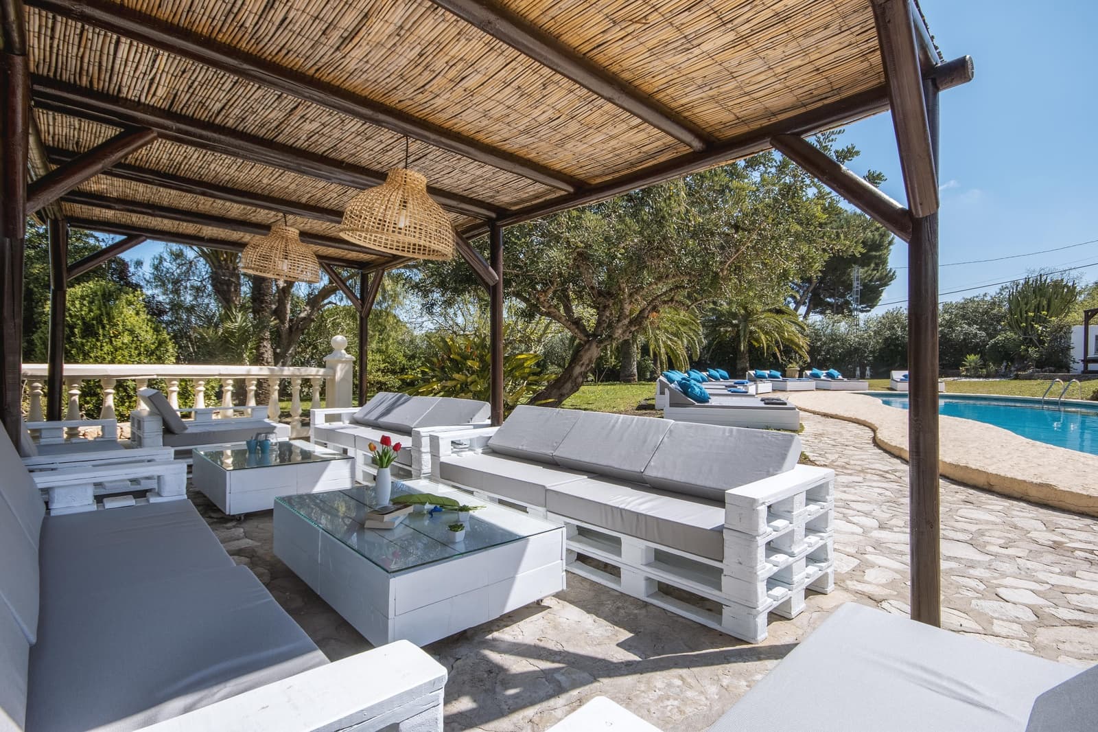   8 soveværelse   ferieVilla i Adsubia   med   swimmingpool  garage  - € 3.032 (Ref: 3712547)