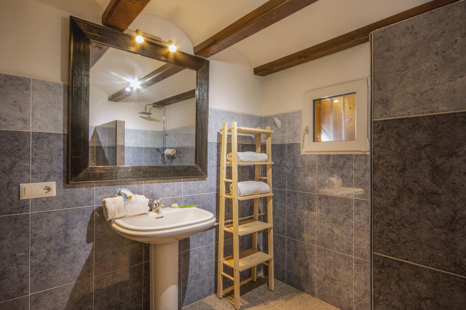   8 soveværelse   ferieVilla i Adsubia   med   swimmingpool  garage  - € 3.032 (Ref: 3712547)