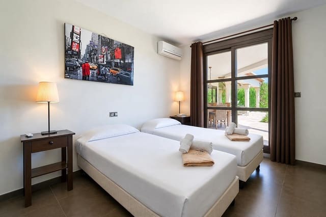 4 soverom Villa til salgs i Dénia med svømmebasseng garasje - € 1 007 (Ref: 3712549)