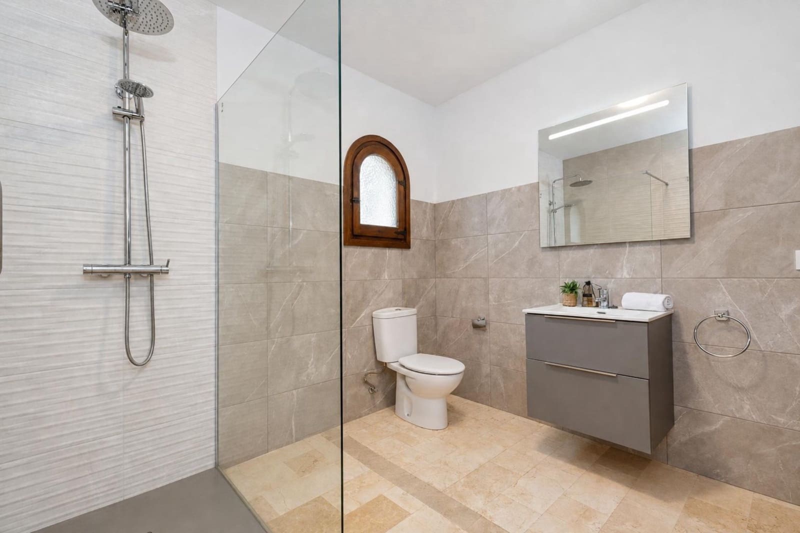 4 slaapkamer Villa voor vakantieverhuur in Ambolo met zwembad garage - € 800 (Ref: 3712567)