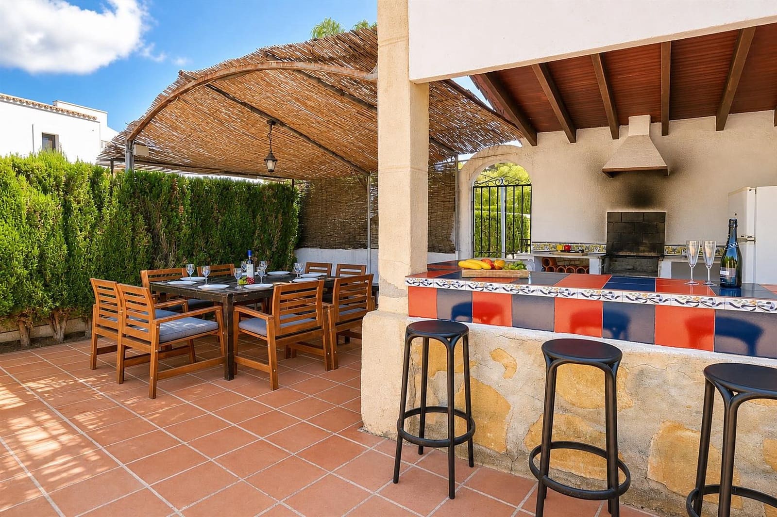 4 slaapkamer Villa voor vakantieverhuur in Ambolo met zwembad garage - € 800 (Ref: 3712567)