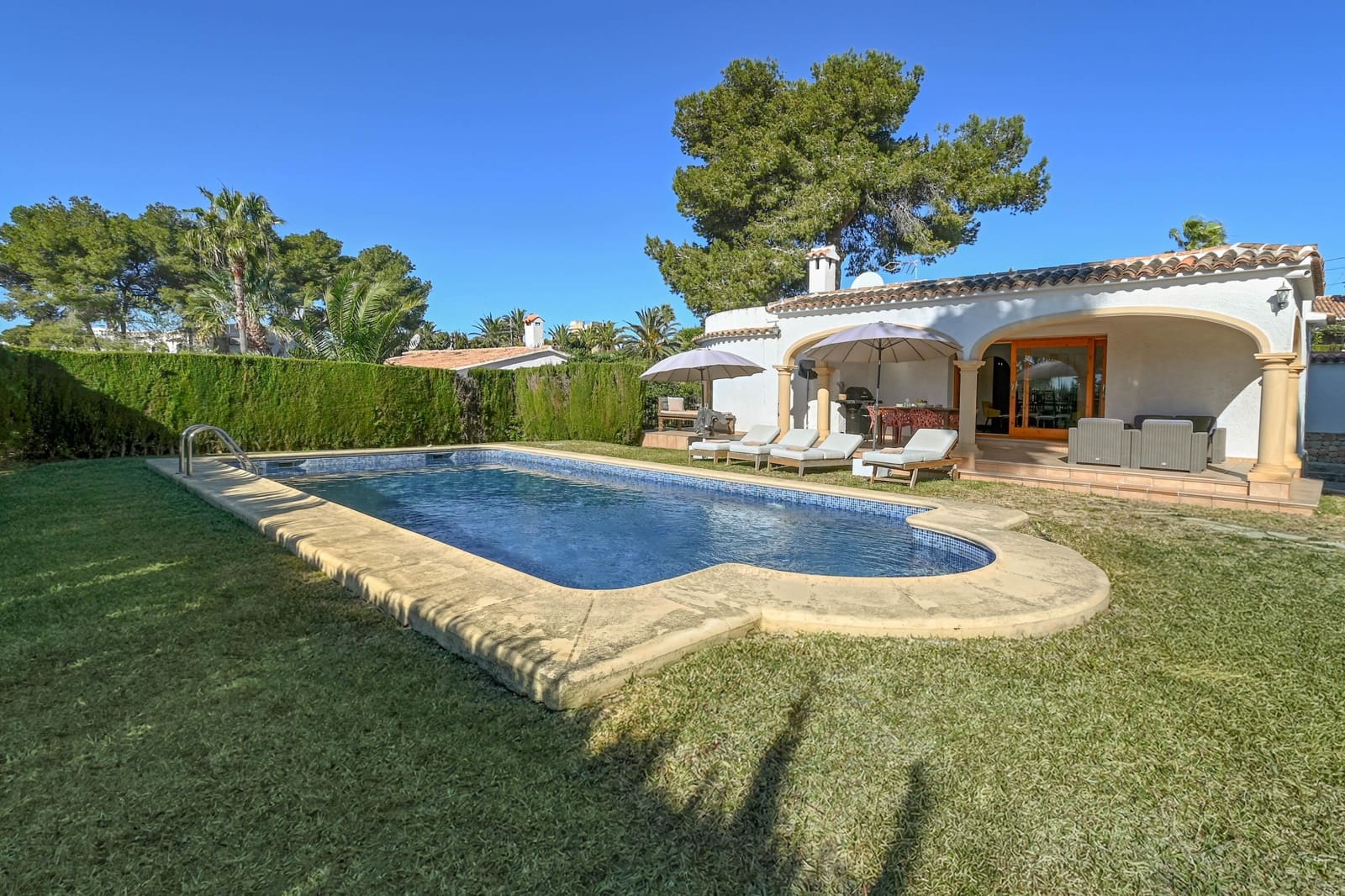 2 soverom Villa til salgs i Javea / Xabia med svømmebasseng garasje - € 581 (Ref: 3712975)