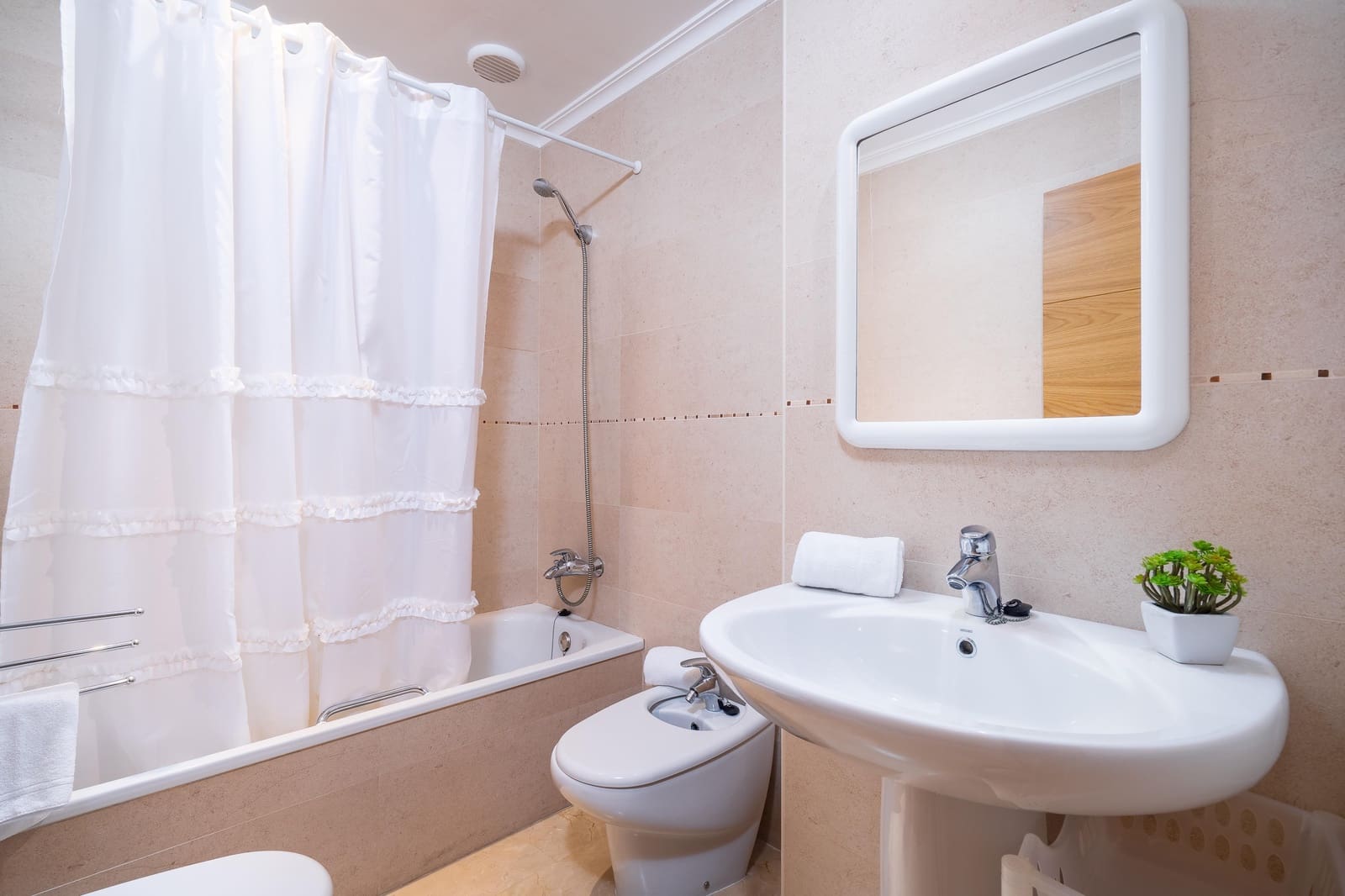 4 slaapkamer Appartement voor vakantieverhuur in Arenal met zwembad garage - € 1.041 (Ref: 3713010)