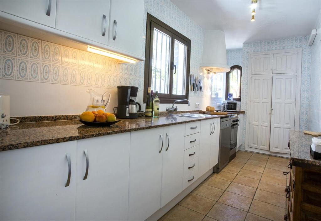 4 slaapkamer Villa voor vakantieverhuur in Javea / Xabia met zwembad garage - € 1.077 (Ref: 3713030)