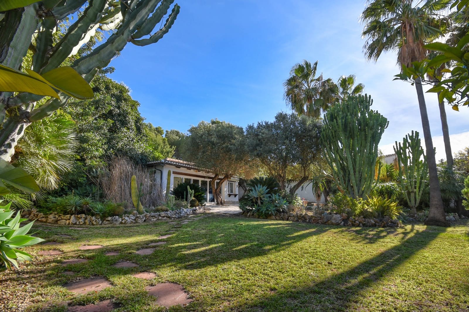 3 bedroom Villa for holiday rental in Moraira with pool - € 527 (Ref: 3799264)