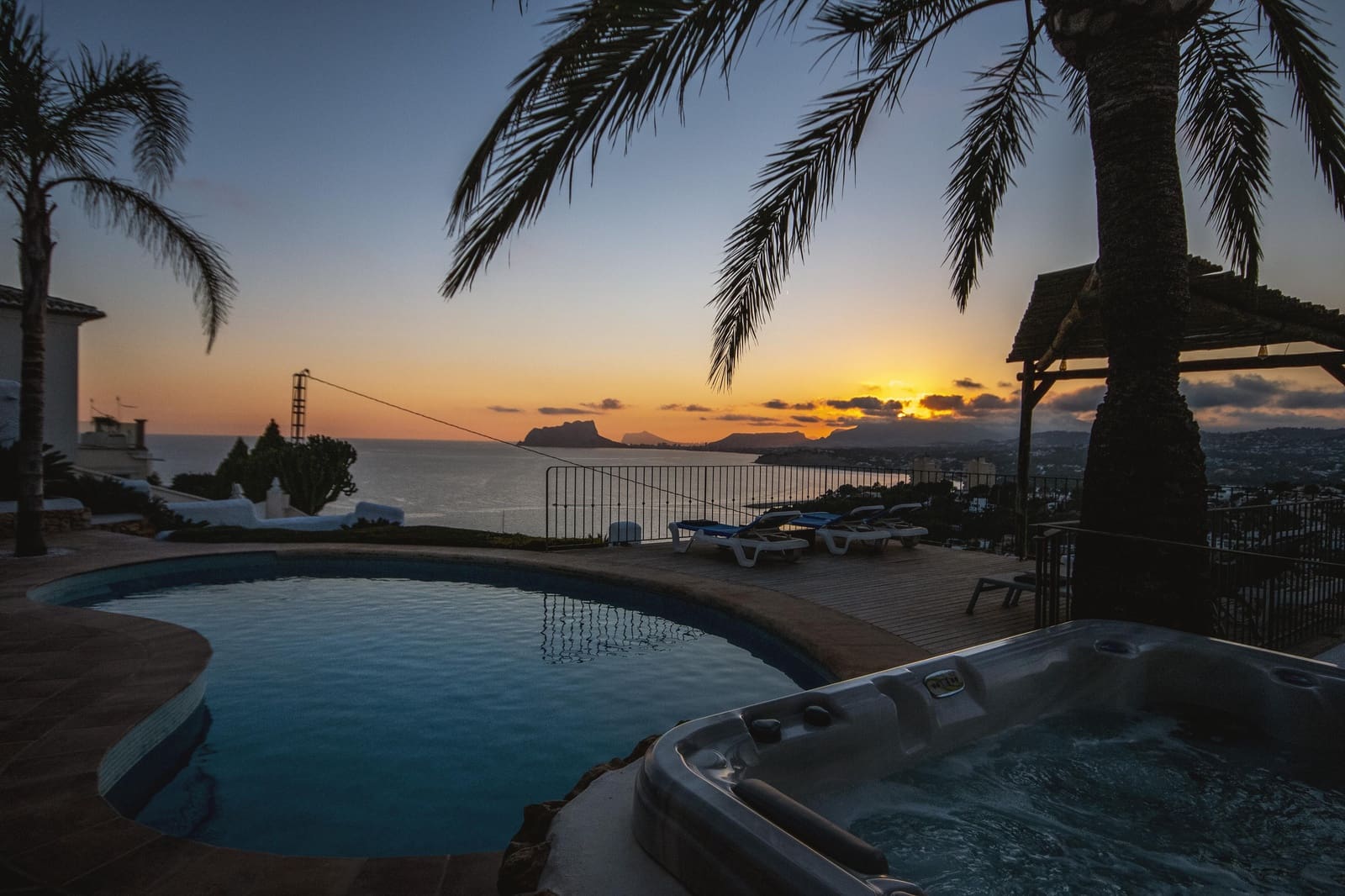 2 slaapkamer Villa voor vakantieverhuur in Moraira met zwembad garage - € 854 (Ref: 3799279)