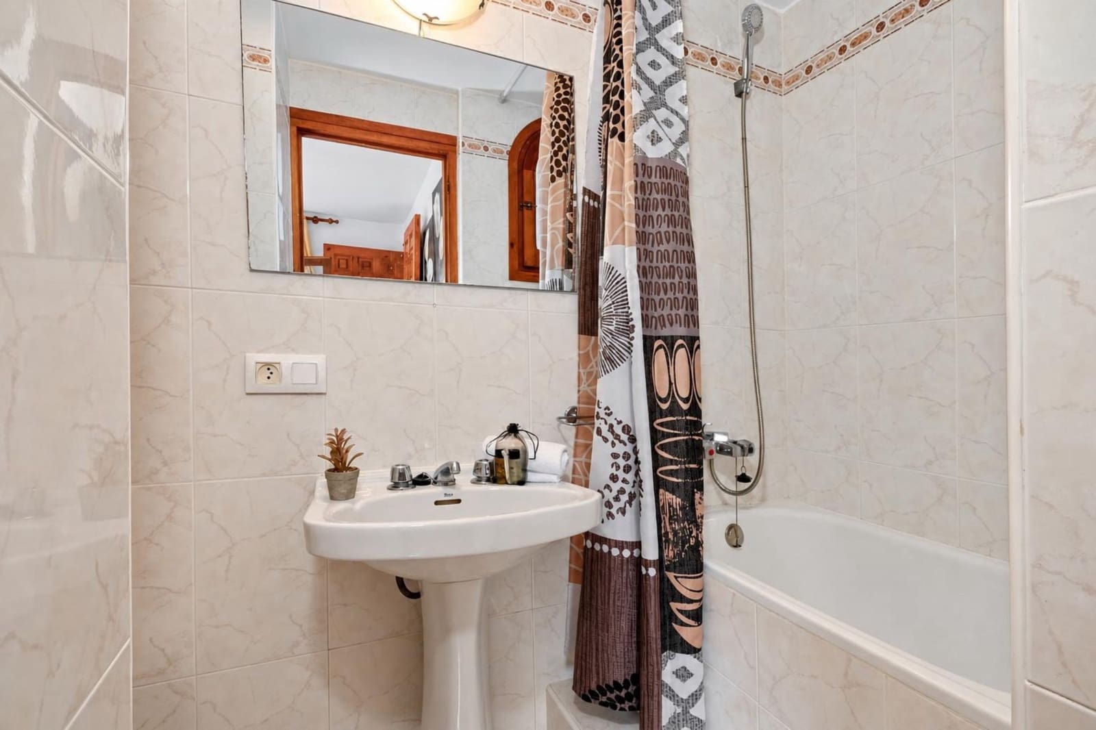 Villa/Maison de 3 chambres de location de vacances à Ambolo avec piscine - 675 € (Ref: 3855978)