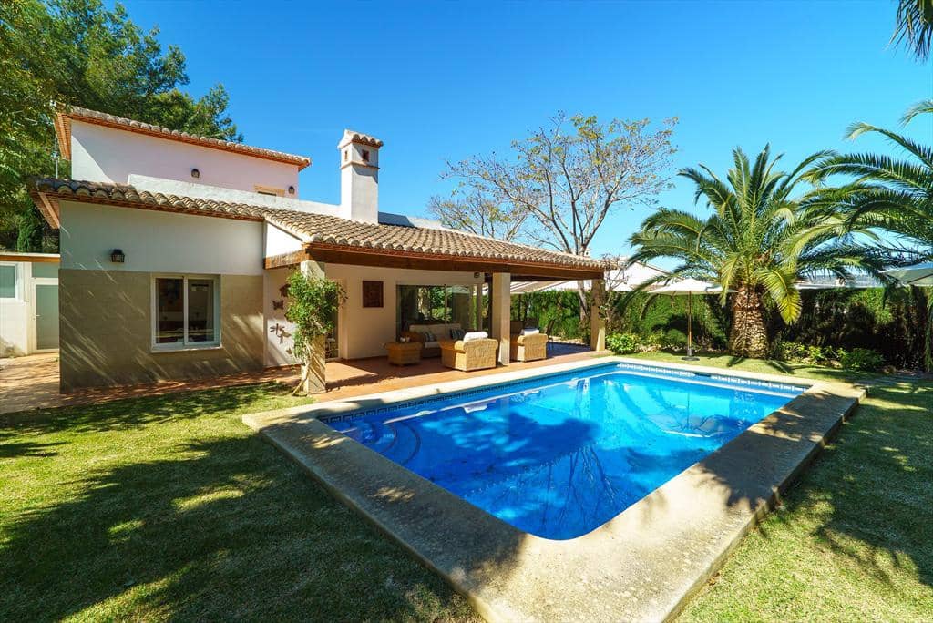 4 slaapkamer Villa voor vakantieverhuur in Adsubia met zwembad garage - € 1.048 (Ref: 3928605)