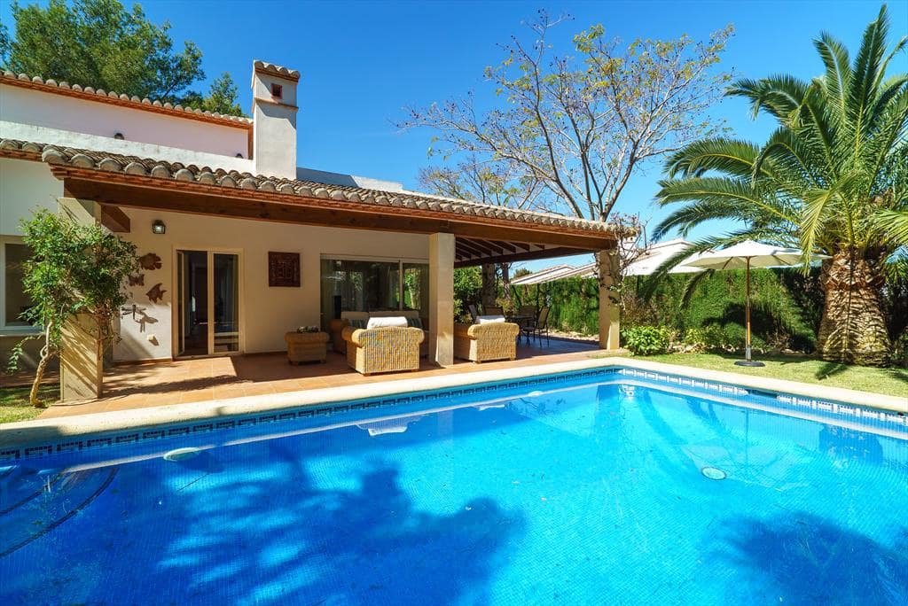 4 slaapkamer Villa voor vakantieverhuur in Adsubia met zwembad garage - € 1.048 (Ref: 3928605)