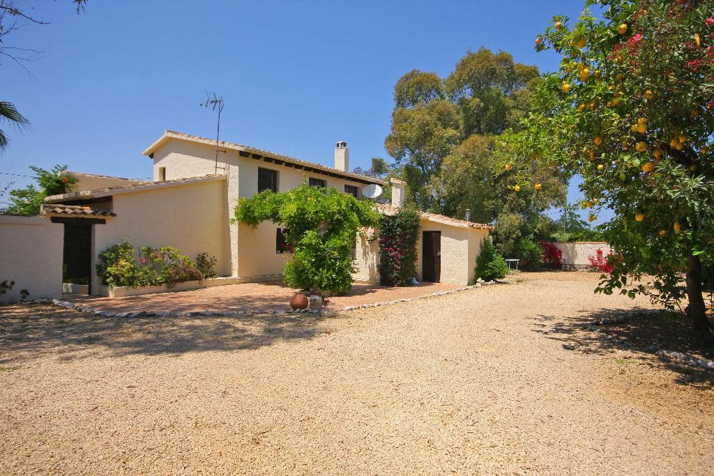 3 bedroom Villa for holiday rental in La Xara with pool garage - € 585 (Ref: 4026164)