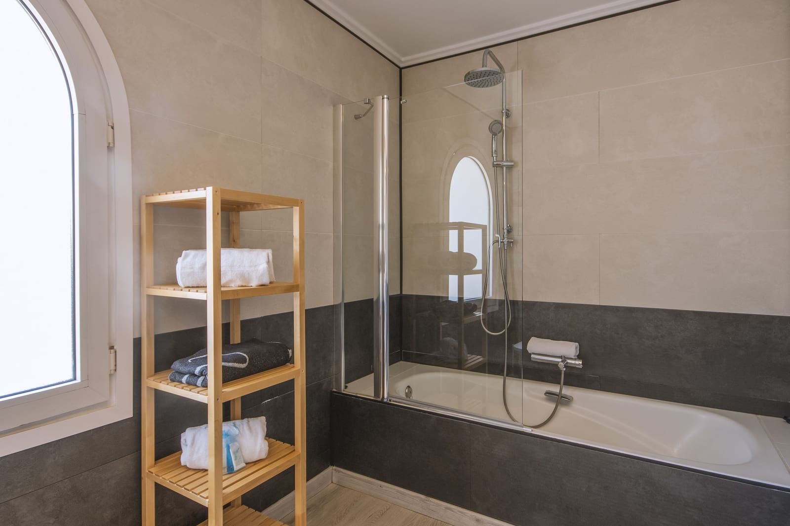 4 slaapkamer Villa voor vakantieverhuur in Adsubia met zwembad garage - € 1.642 (Ref: 4026171)