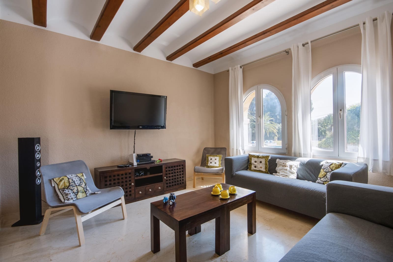 4 slaapkamer Villa voor vakantieverhuur in Adsubia met zwembad garage - € 1.642 (Ref: 4026171)