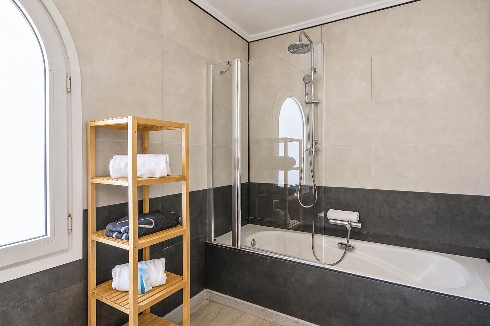 4 slaapkamer Villa voor vakantieverhuur in Adsubia met zwembad garage - € 1.642 (Ref: 4026171)