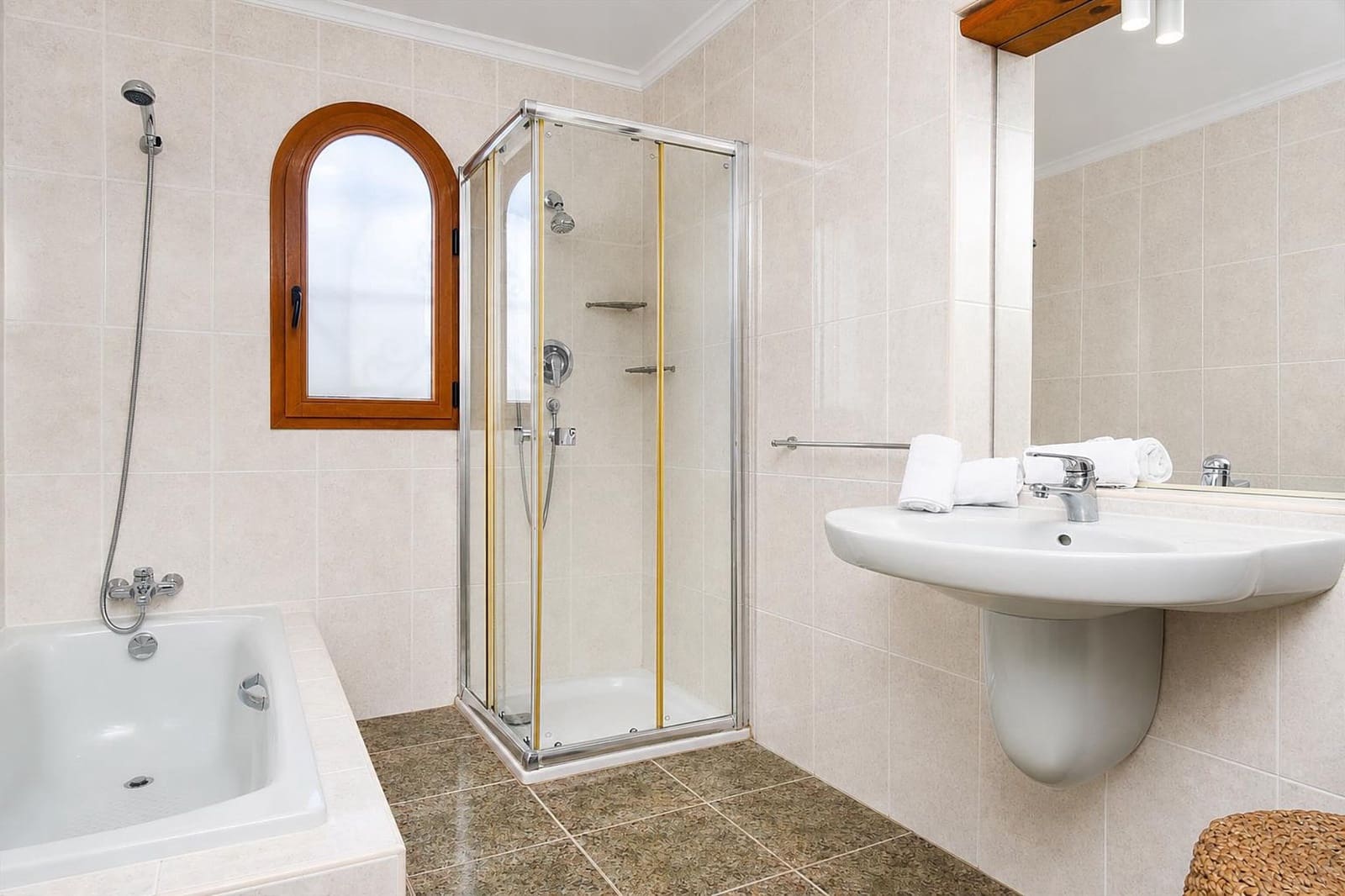 3 sypialnia Willa na kwatery wakacyjne w Adsubia z basenem garażem - 689 € (Ref: 4026184)