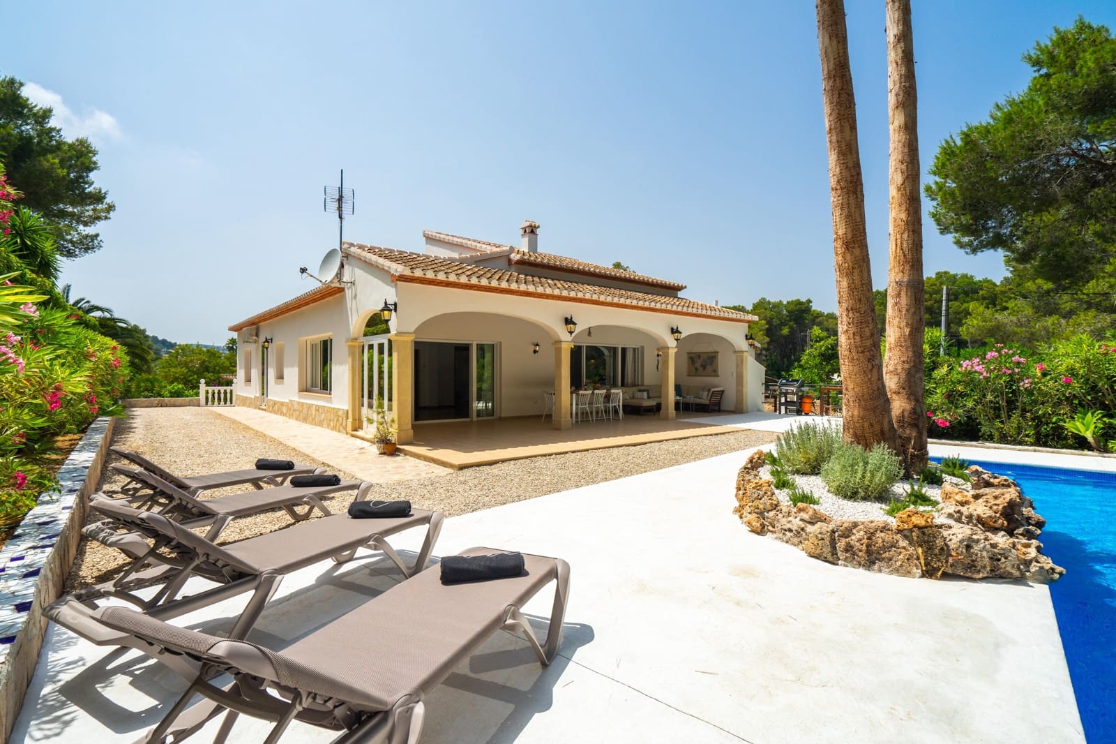 3 slaapkamer Villa voor vakantieverhuur in Javea / Xabia met zwembad garage - € 905 (Ref: 4681219)