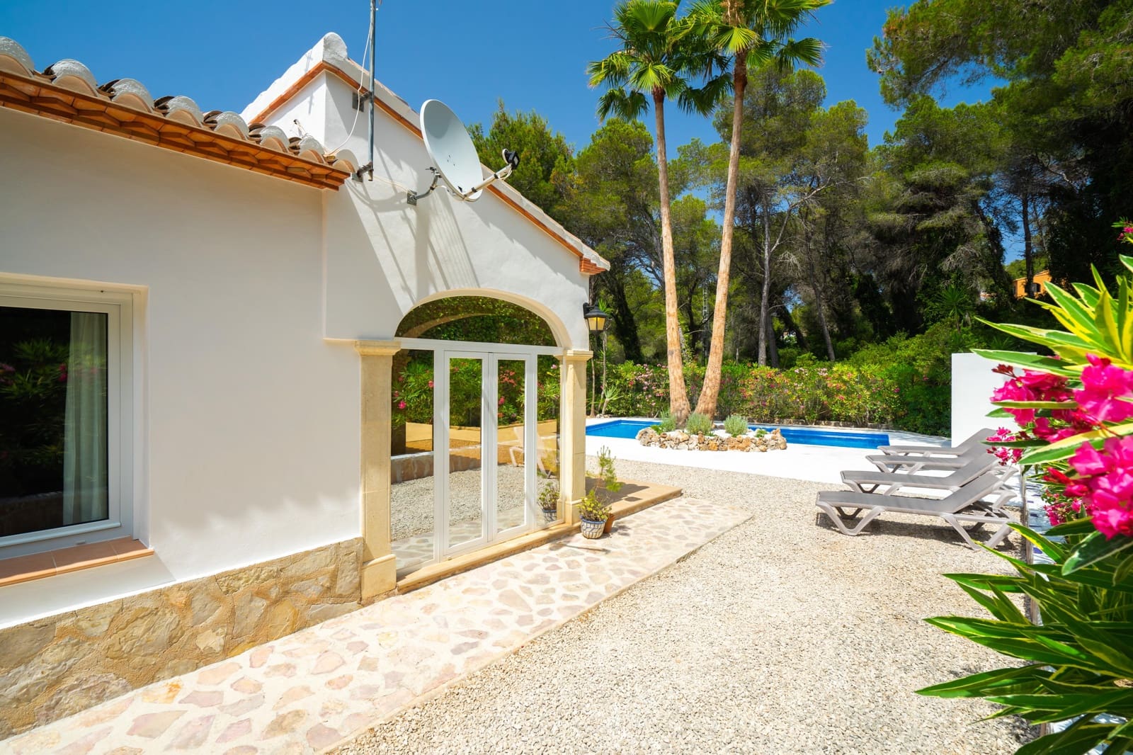 3 slaapkamer Villa voor vakantieverhuur in Javea / Xabia met zwembad garage - € 905 (Ref: 4681219)