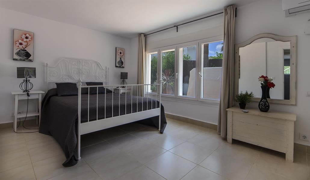 4 slaapkamer Villa voor vakantieverhuur in Moraira met zwembad garage - € 950 (Ref: 4881640)