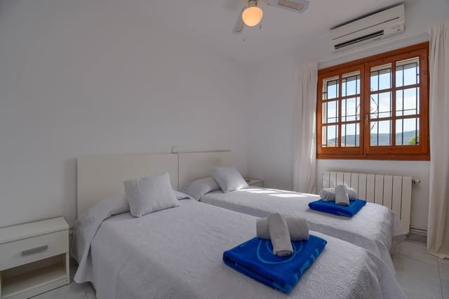 3 bedroom Townhouse for holiday rental in La Sella with pool garage - € 773 (Ref: 7006807)