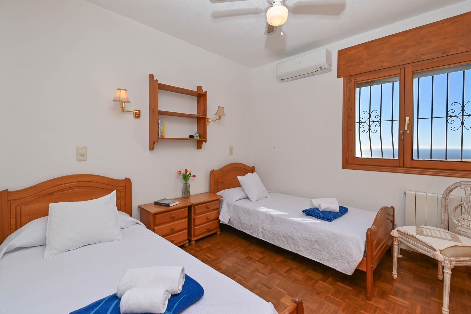 3 slaapkamer Villa voor vakantieverhuur in Cumbre del Sol met zwembad garage - € 737 (Ref: 7332229)