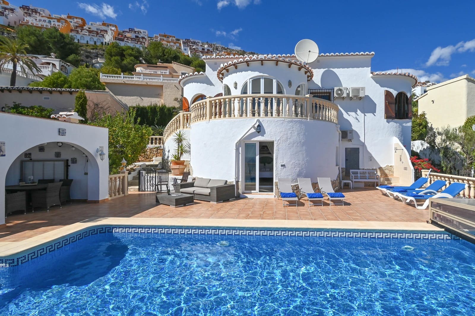 3 slaapkamer Villa voor vakantieverhuur in Cumbre del Sol met zwembad garage - € 737 (Ref: 7332229)