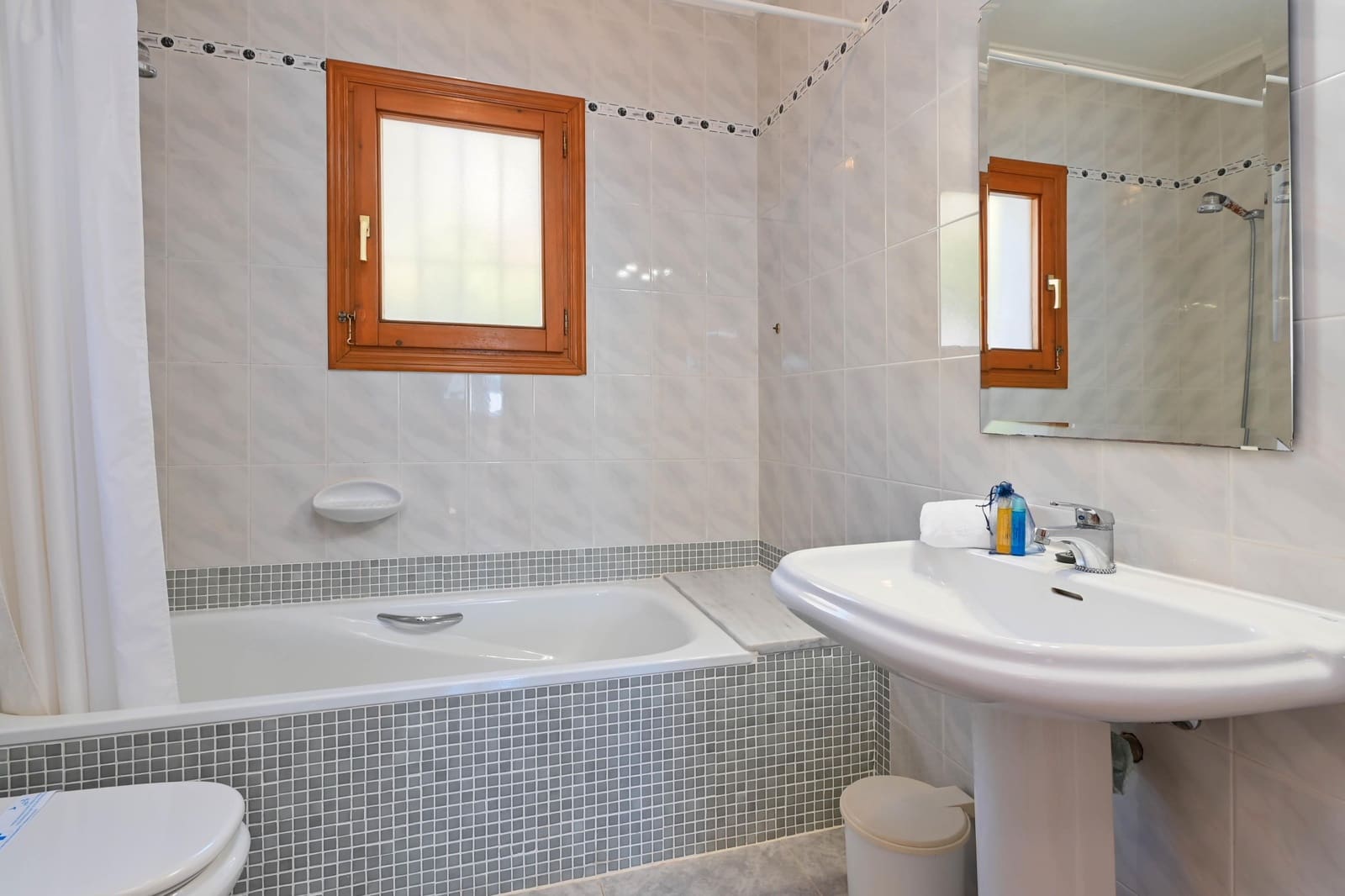 3 slaapkamer Villa voor vakantieverhuur in Cumbre del Sol met zwembad garage - € 737 (Ref: 7332229)