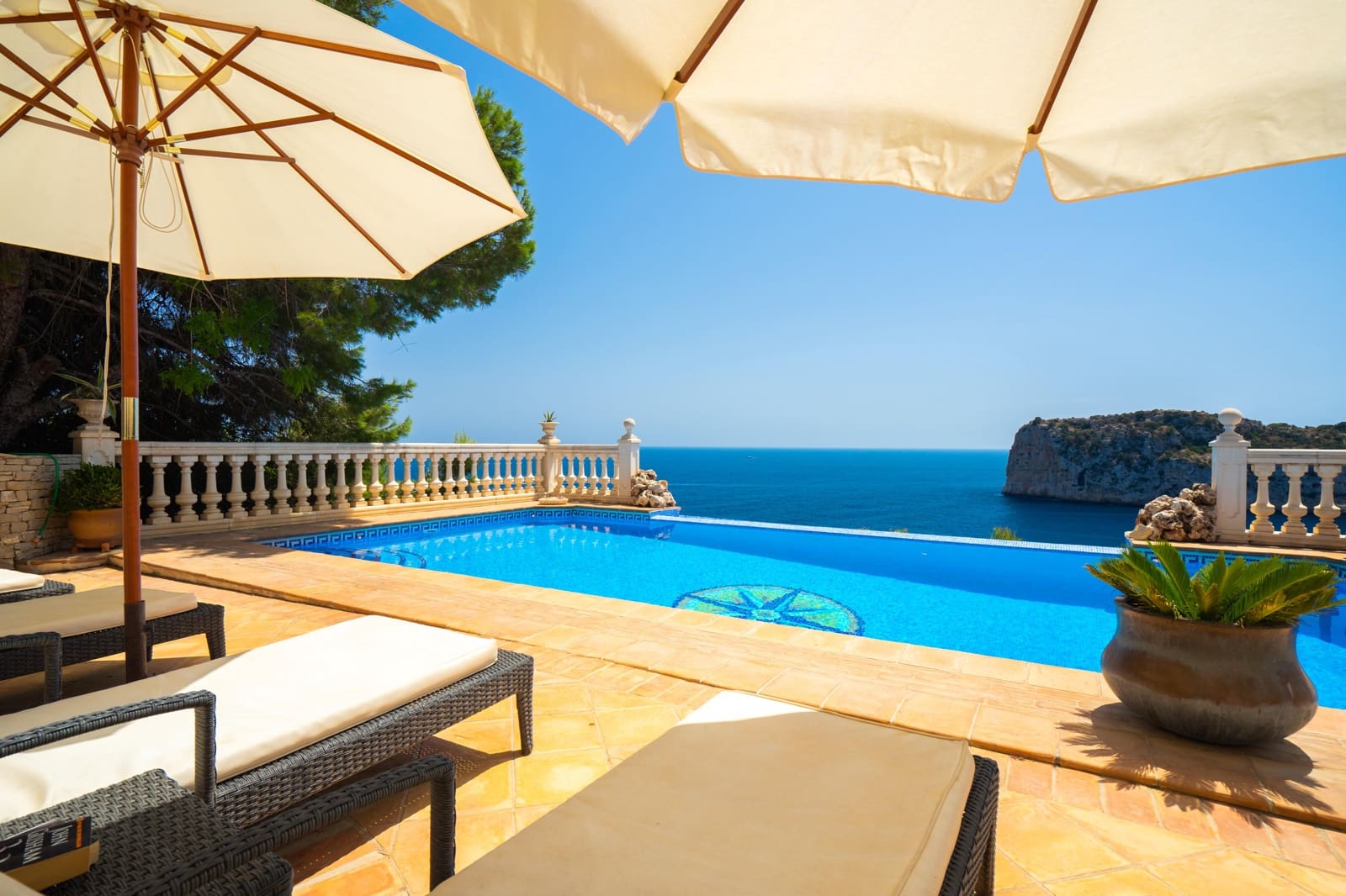 6 sypialnia Willa na kwatery wakacyjne w Ambolo z basenem garażem - 8 616 € (Ref: 7490405)