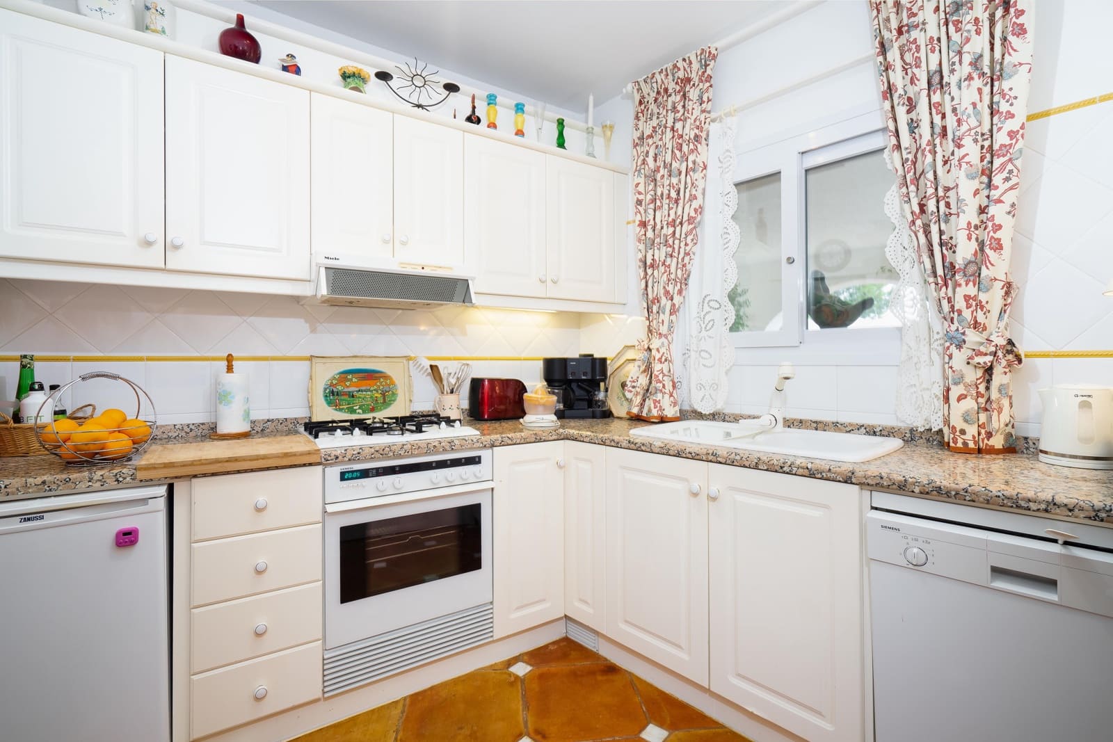 6 sypialnia Willa na kwatery wakacyjne w Ambolo z basenem garażem - 8 616 € (Ref: 7490405)