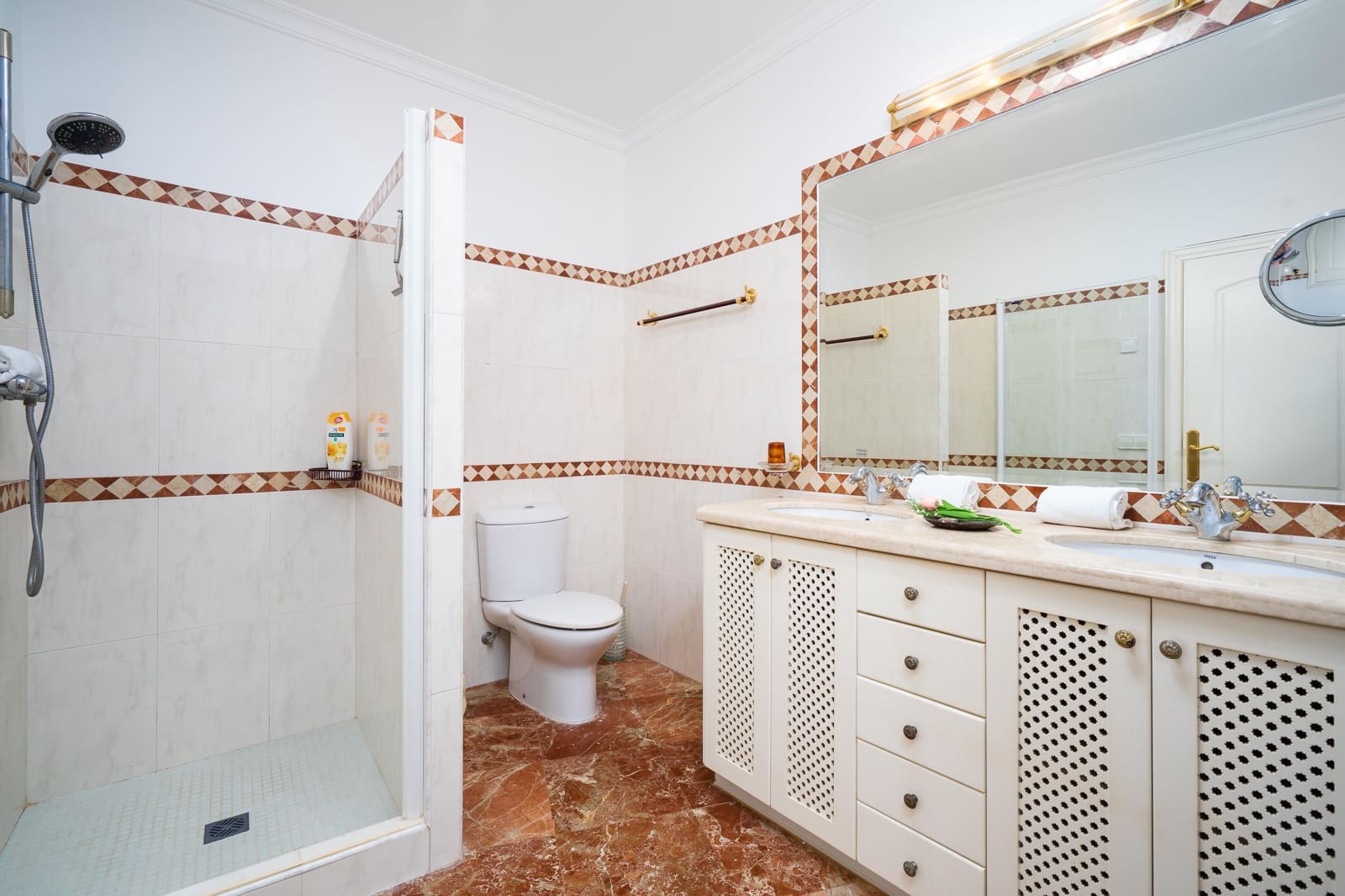 6 sypialnia Willa na kwatery wakacyjne w Ambolo z basenem garażem - 8 616 € (Ref: 7490405)