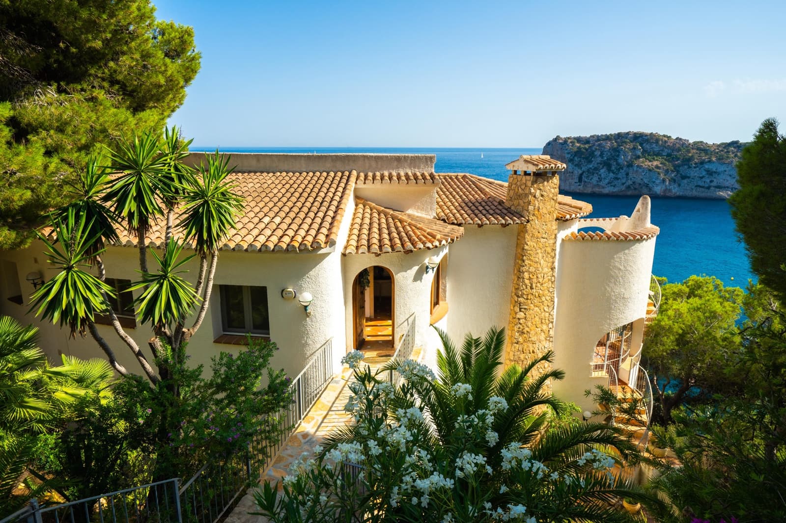 6 sypialnia Willa na kwatery wakacyjne w Ambolo z basenem garażem - 8 616 € (Ref: 7490405)